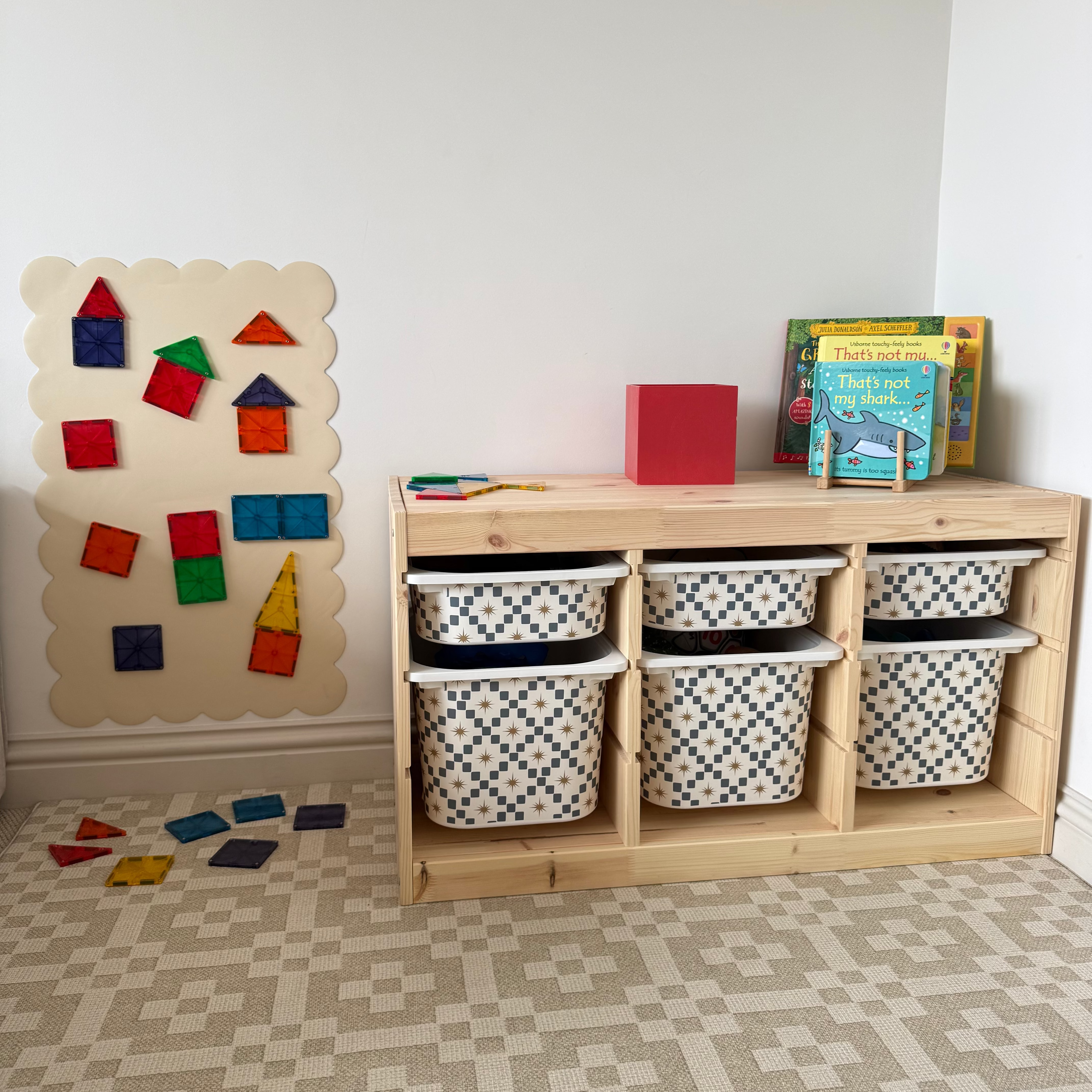 Scallop magnetic wall decal In playcorner with toy storage